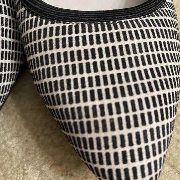 Tahari kitten Women’s heels with/ playful design, Ta-Toby pointed-toe classic - Picture 8 of 16